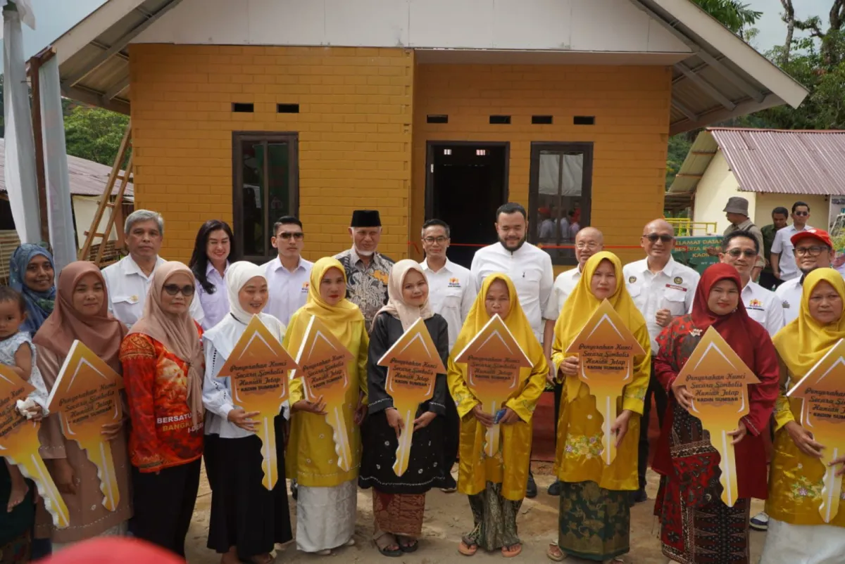 Wali Kota Padang Resmikan 10 Huntap Mandiri Kampung Tangguh Kadin di Batu Busuk