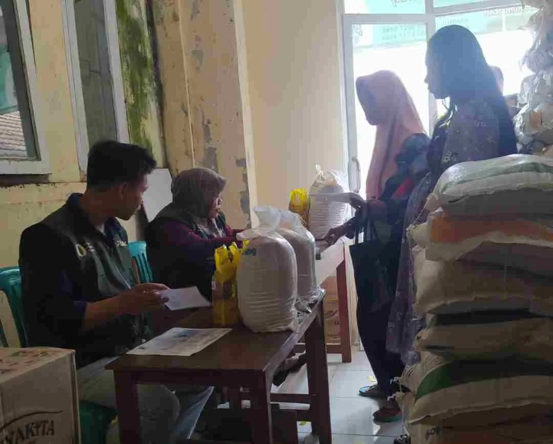 Pemdes Parungseah Fasilitasi Penyaluran Bantuan Pangan, 844 KPM Terima Beras dan Minyak Goreng