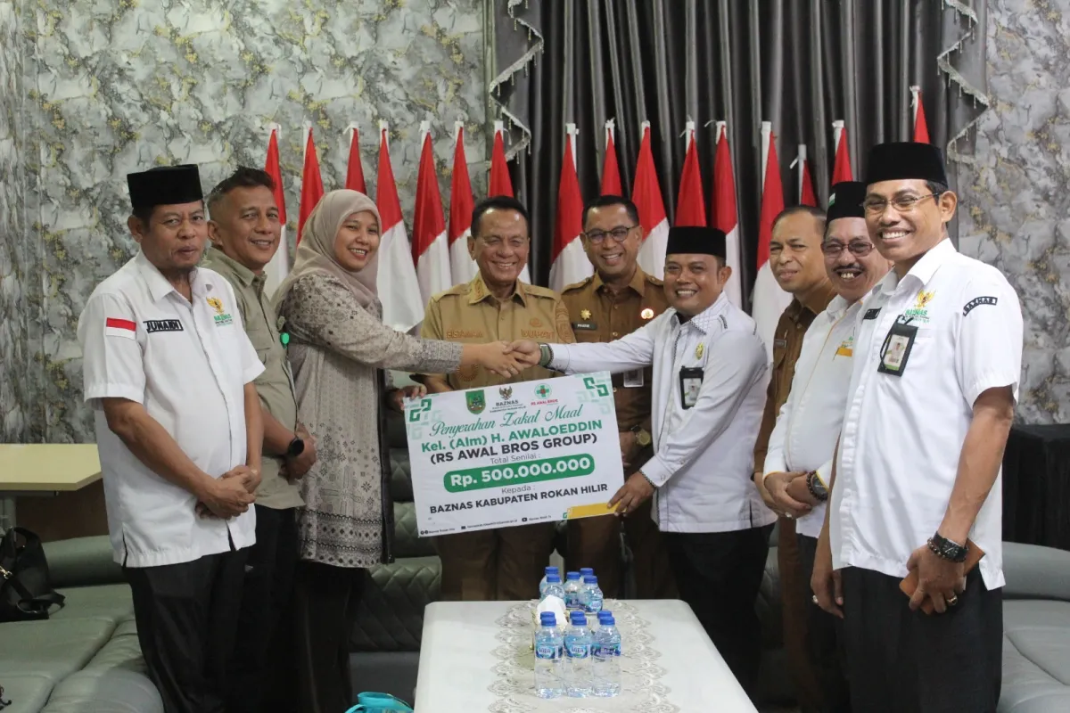 Bupati Rohil Sambut Penyerahan Zakat Mal RS Awal Bros Rp500 Juta ke BAZNAS