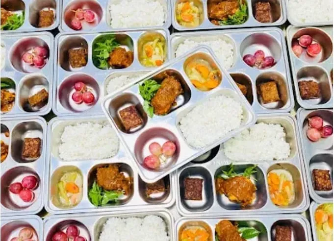 SPPG Bima Sape Parangina 2 Sajikan Ayam Bumbu Bali dan Buah Anggur dalam Menu Bergizi Seimbang