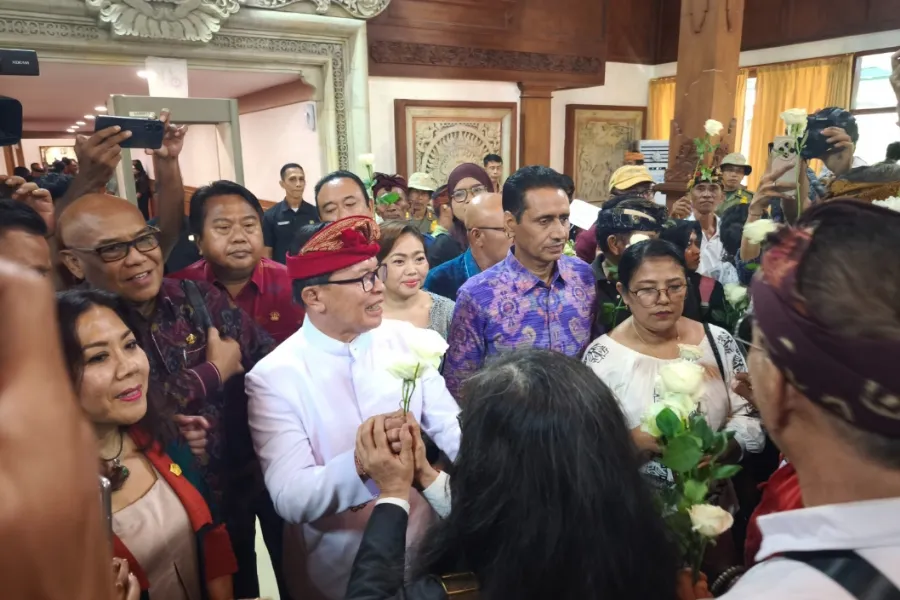 Warga Serangan dan Jimbaran Datangi DPRD Bali, Serahkan Mawar Putih untuk Dukung Pansus TRAP