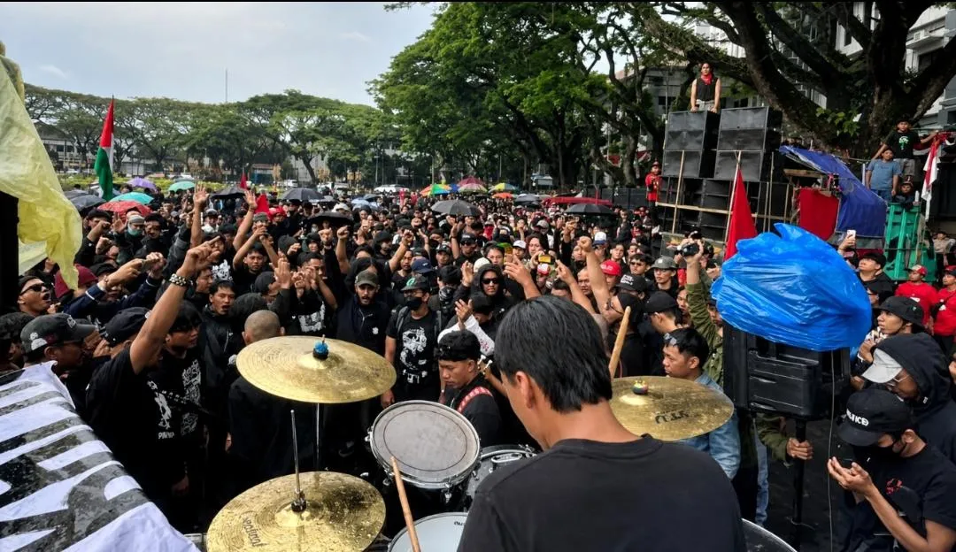 May Day 2026 di Balai Kota Malang Diwarnai Musik Hardcore-Punk di Tengah Aksi