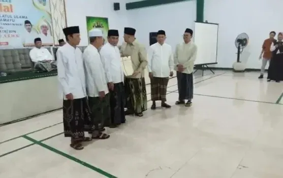 Menteri ATR/BPN Serahkan Dua Sertifikat Tanah Wakaf untuk PCNU Indramayu