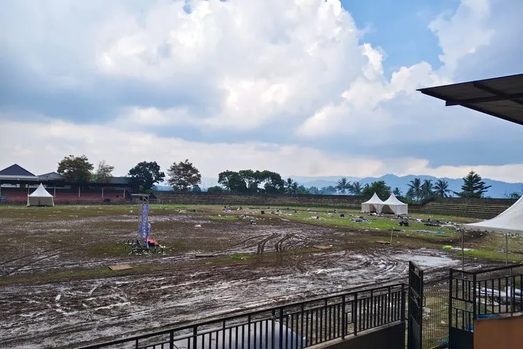 Potret Stadion Suryakencana Sukabumi Usai Konser Musik: Rumput Cokelat dan Lapangan Berlumpur