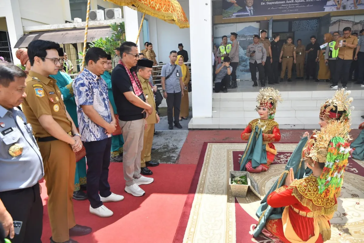 Menteri Hukum RI Tiba di Jambi, Disambut Tarian Sekapur Sirih Jelang Peresmian Posbankum