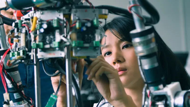 Laporan Oktober 2025: Ekspor Asia Timur dan Pasifik Tertekan, Dunia Kerja Berubah oleh Robot dan AI