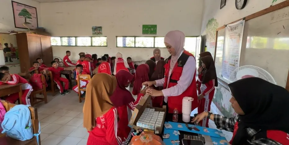 Mahasiswa KKN-T Unhas Gelar Edukasi Gerakan Minum Susu Sehat di SDN 4 Arawa untuk Perkuat Literasi Gizi