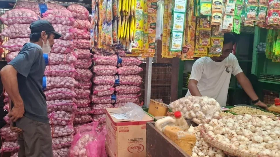 Harga Cabai dan Bawang Merah Turun, Bawang Putih Naik Tipis di Pasar Tradisional