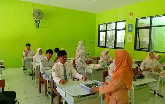 SMA Negeri 2 Sampang Batasi Penggunaan Gadget Lewat Kotak Putih Transparan