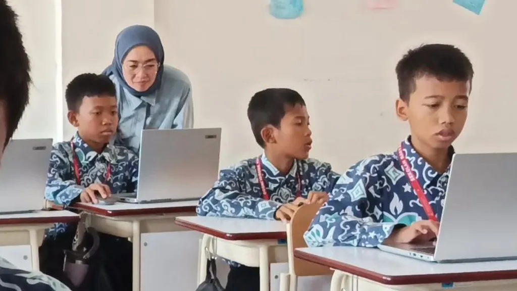Komdigi Tinjau Sekolah Rakyat di Probolinggo, Tekankan Akses Internet Merata dan Aman untuk Siswa