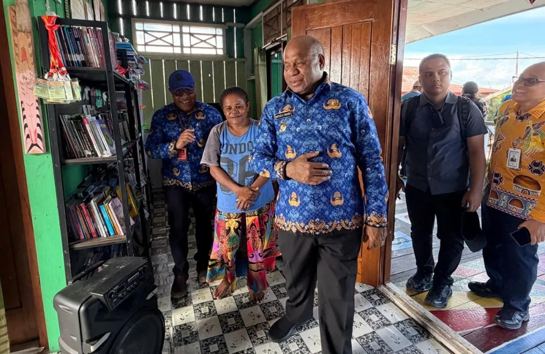 Gubernur Papua Serahkan Bantuan Internet Starlink untuk Rumah Baca Kampung Yoboi
