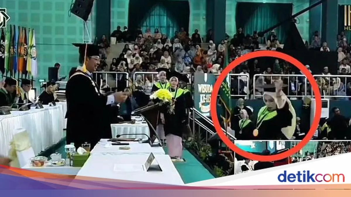 Wisudawati UINSA Terjatuh Saat Ikut Tren Minta Difoto Rektor di Wisuda ke-115