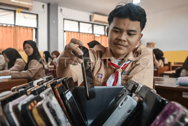 Pemprov Jatim Batasi Penggunaan Gawai di SMA/SMK/SLB Mulai 13 April 2026