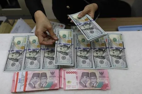 Rupiah Berpotensi Melemah ke Rp17.100 Pekan Ini, Tertekan Penguatan Indeks Dolar