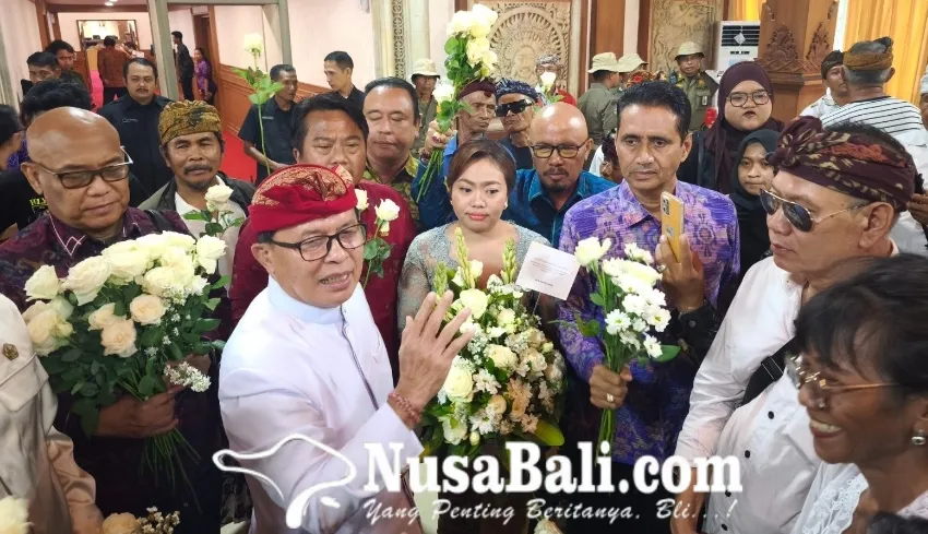 Warga Serangan Beri Mawar Putih kepada Pansus TRAP DPRD Bali Usai Paripurna