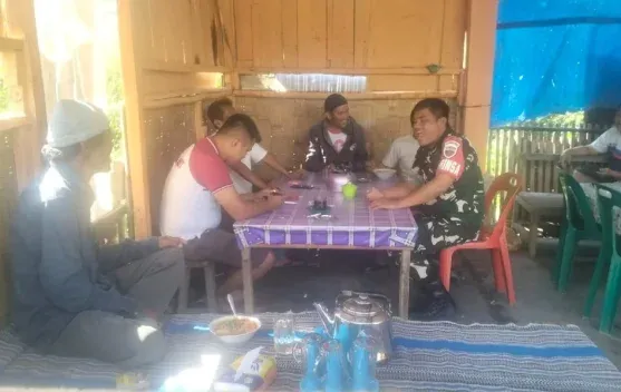 Babinsa Koramil 07/Salak Ajak Warga Desa Boangmanalu Bijak Bermedia Sosial dan Waspada Hoaks