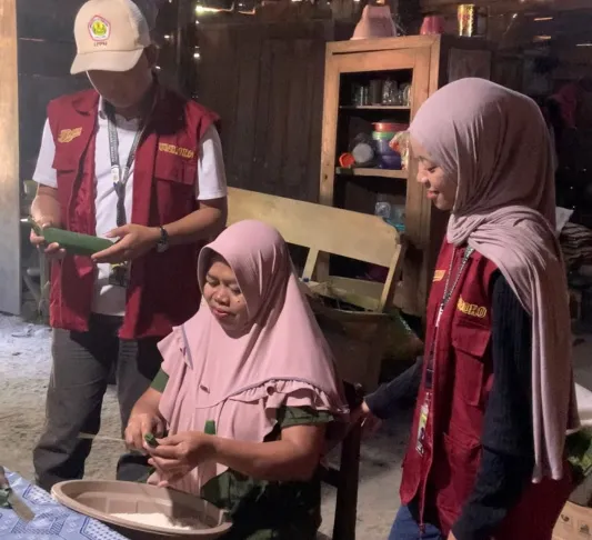 Kelompok 10 KKN-TK Universitas Bojonegoro Observasi UMKM Lontong Mak Nem di Trenggulunan