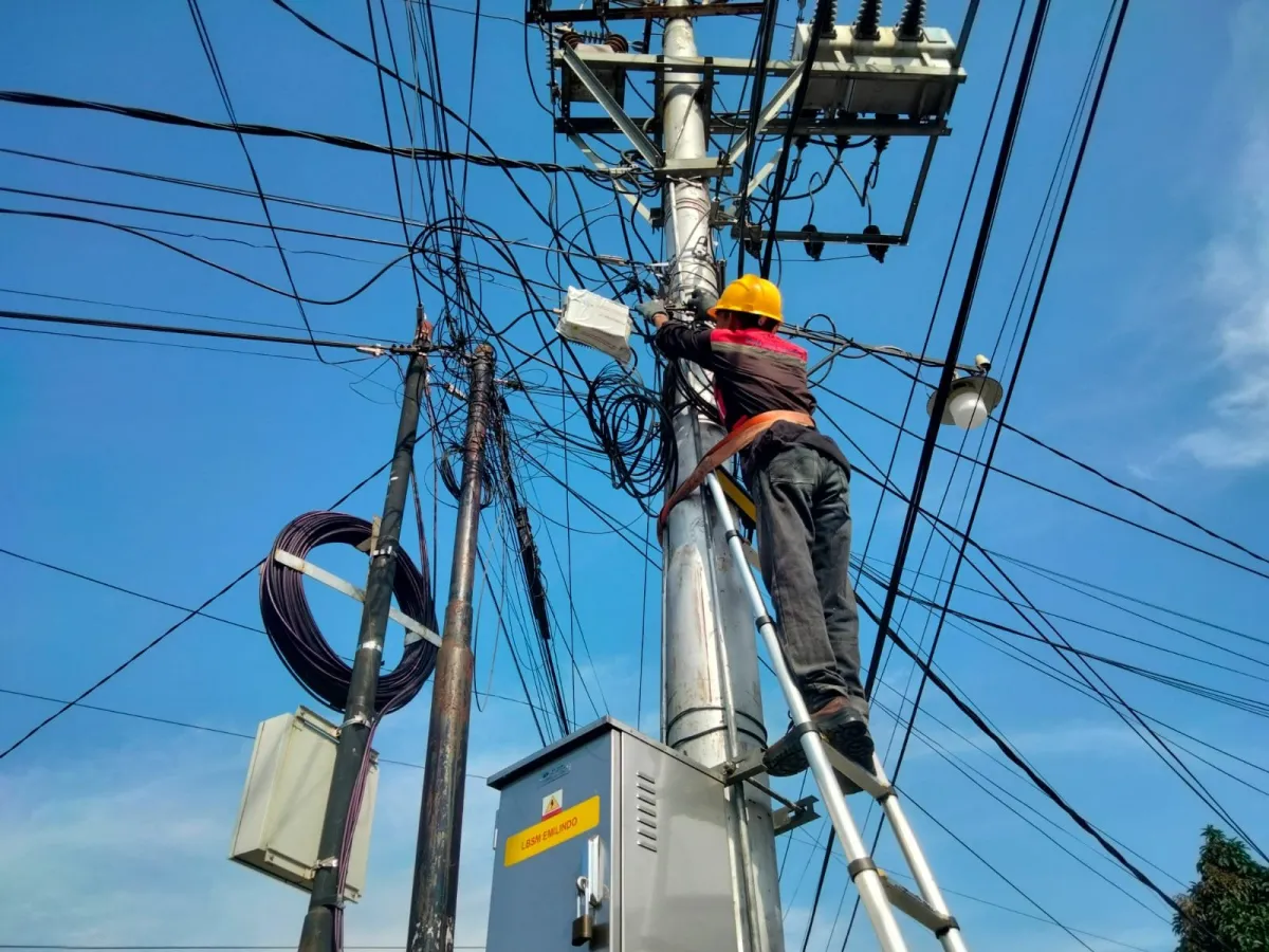 PLN Icon Plus Lakukan Pemeliharaan Jaringan Fiber Optik di Parit Malintang untuk Menjaga Stabilitas Layanan Internet