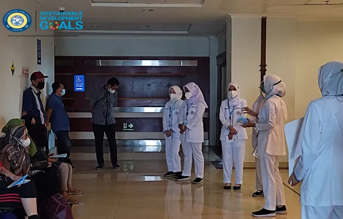Mahasiswa Profesi Ners UNAIR Beri Edukasi Dukungan Ambulasi ROM bagi Keluarga Pasien Pascaoperasi
