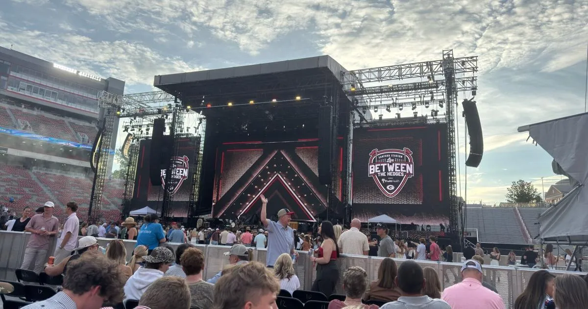 Konser Live Between the Hedges Kembalikan Musik Live ke Stadion Sanford Setelah 13 Tahun