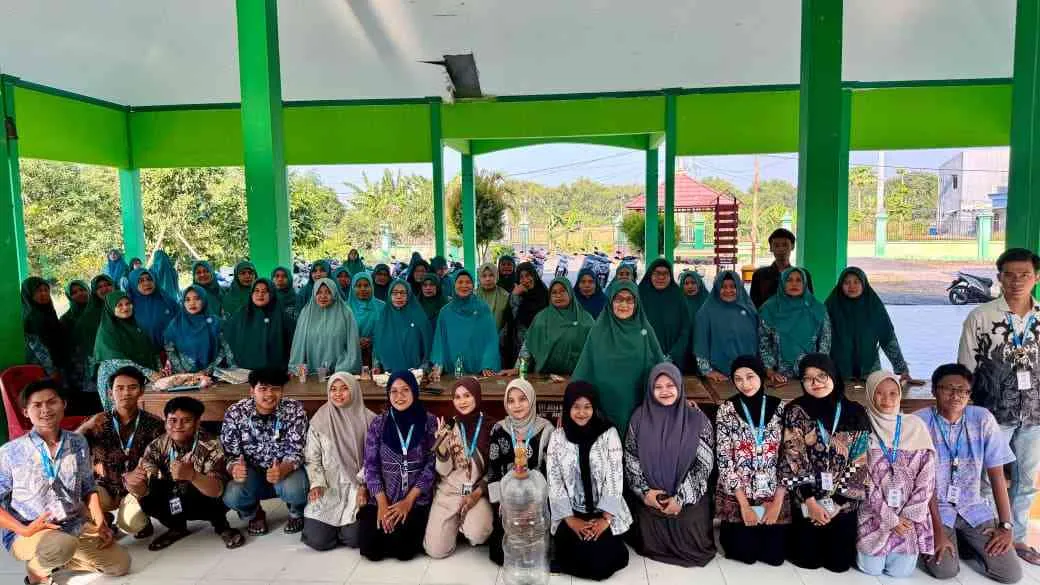 Mahasiswa KKN 76 UIN Sunan Ampel Gelar Demo Pembuatan Dekomposer Cair dari Sampah Dapur di Balai Desa Brangsi