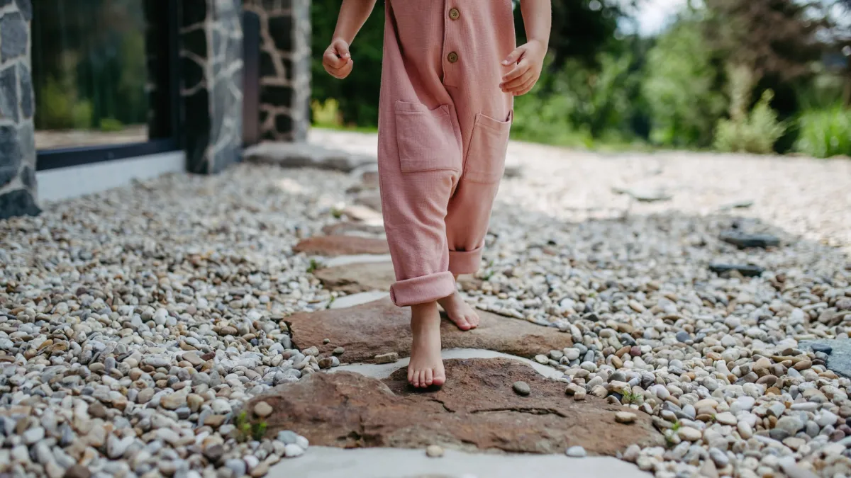 Wisata Wellness Kian Populer, Ini Rekomendasi Spot Jalan Tanpa Alas Kaki di Berbagai Negara