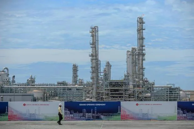 Lotte Chemical Indonesia Turunkan Produksi di Tengah Krisis Pasokan Bahan Baku Plastik