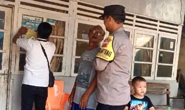 Bhabinkamtibmas Desa Heuleut Pantau Pemasangan Stiker Penerima PKH dan BPNT untuk Transparansi Bansos