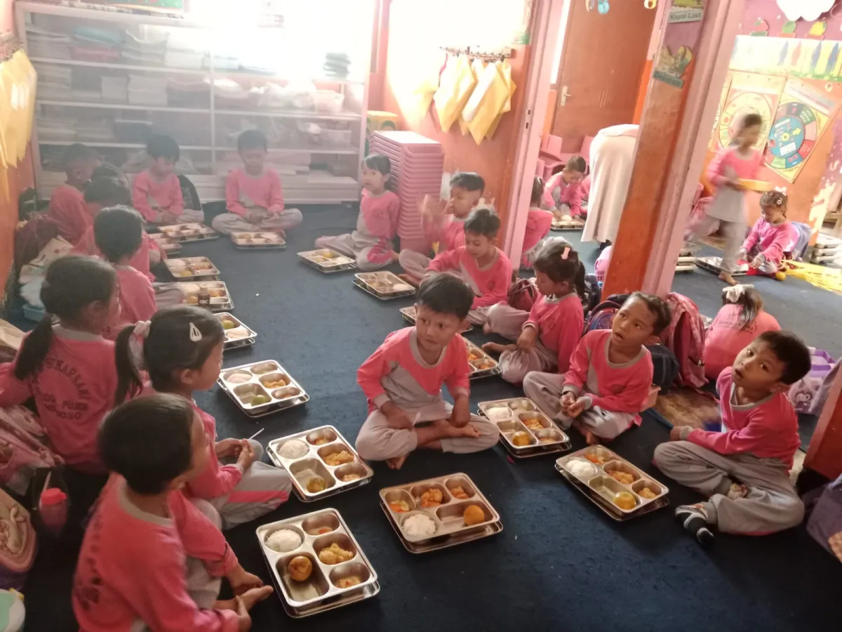 SPPG Sukowono Pujer Sajikan Menu Seimbang Program MBG, Siswa Antusias Menyantap