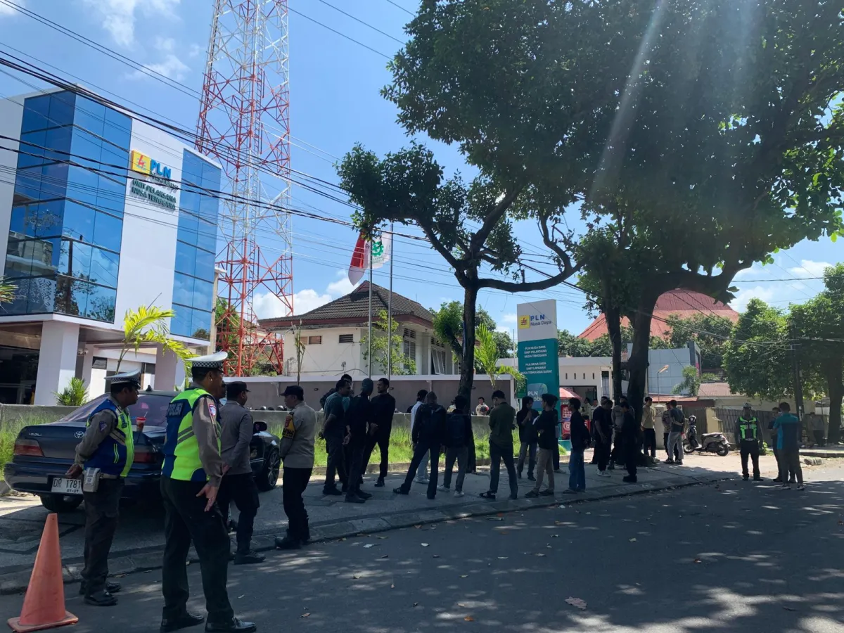 Gapura NTB Berunjuk Rasa di Depan Kantor PT PLN Nusa Daya, Desak Evaluasi K3 dan Transparansi Dana CSR