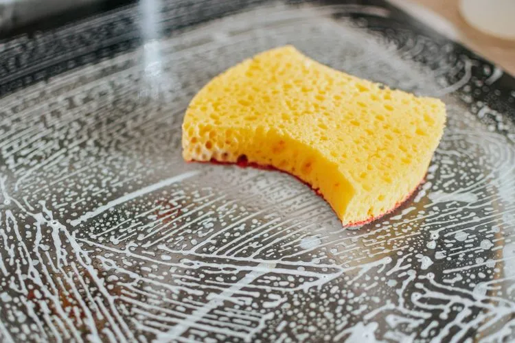 Cara Membersihkan Tempat Cuci Piring Kusam dengan Bahan Dapur