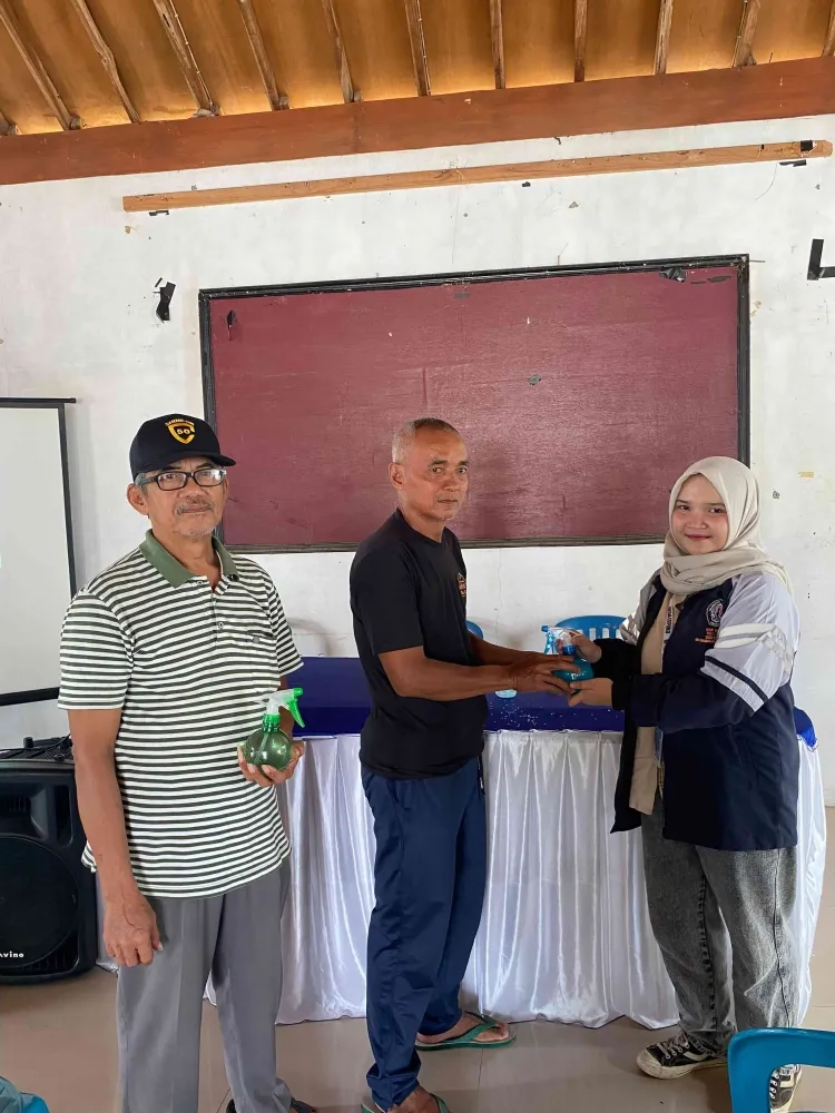 Sosialisasi Desinfektan Alami dari Jeruk Nipis dan Cuka Digelar untuk Cegah PMK di Desa Cepoko, Sragen