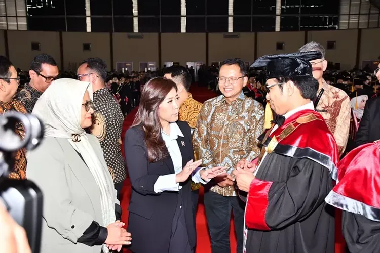 Menkomdigi Soroti Literasi Digital dan Etika Teknologi dalam Wisuda Telkom University