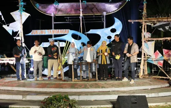 Wali Kota Banjarmasin Resmikan Puncak Festival Teluk Kelayan Musik Sampah 2026