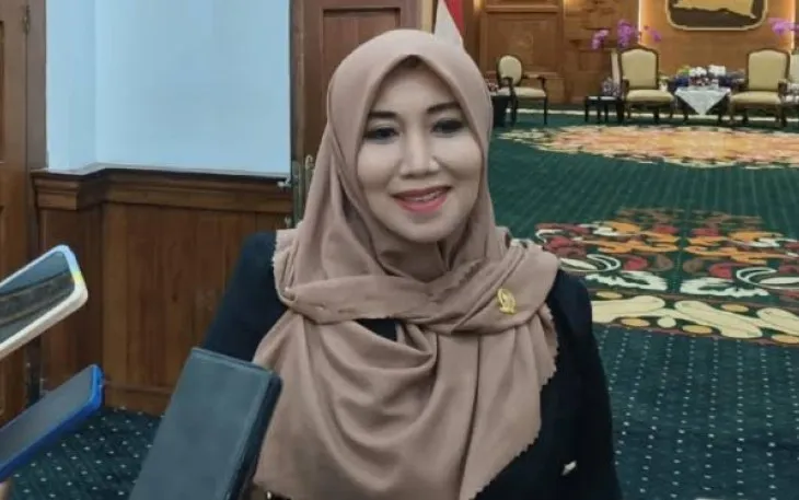 Senator Lia Dorong Transparansi dalam Polemik Pemecatan Guru Yogi Susilo di Jombang