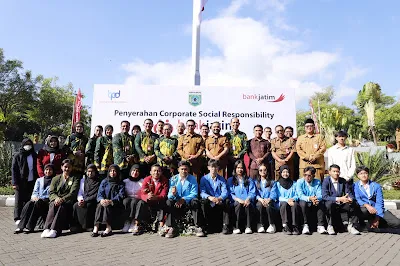 Pemkot Batu Serahkan Beasiswa 1000 Sarjana, Bank Jatim Salurkan CSR Pendidikan Rp236 Juta