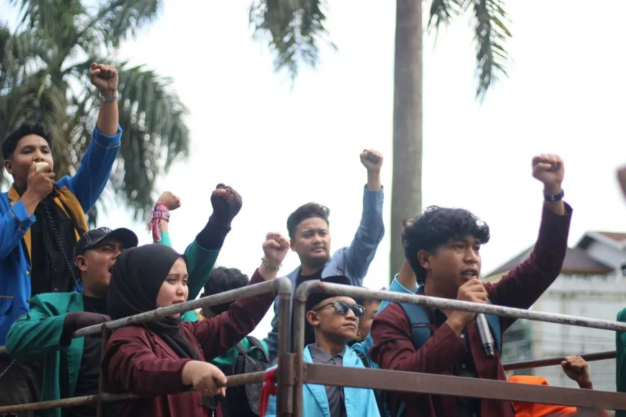 Ratusan Mahasiswa Aksi di DPRD Riau, Tuntut Kesejahteraan Guru Honorer hingga Transparansi Anggaran