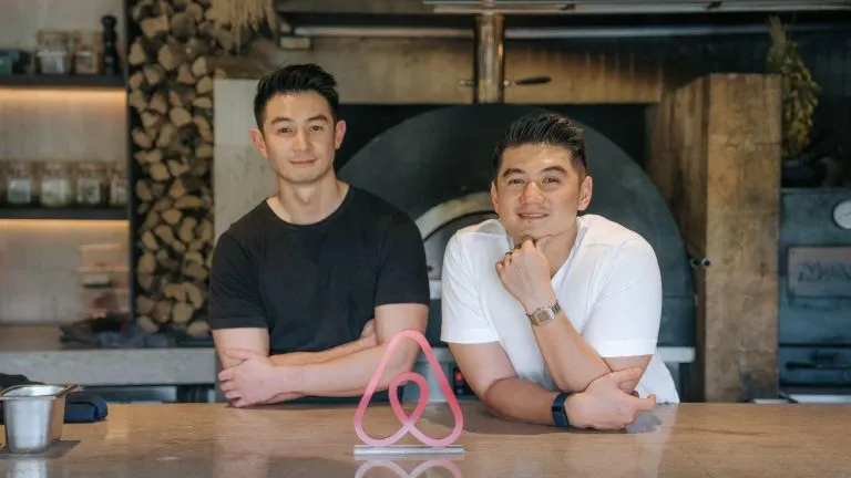 Airbnb Gandeng Chef Arnold dan Reynold Poernomo Hadirkan Buku Resep untuk Wisatawan yang Ingin Memasak Saat Liburan