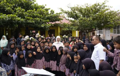 Cindy Monica Datangi SD Negeri 04 Simpang Kapuak, Salurkan Perangkat Internet Usai Video Perjuangan Cari Sinyal Viral