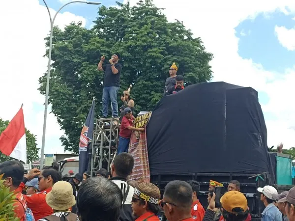 Aliansi Perjuangan Masyarakat Kaltim Kembali Datangi Kantor Gubernur, Tuntut Hak Angket dan Transparansi