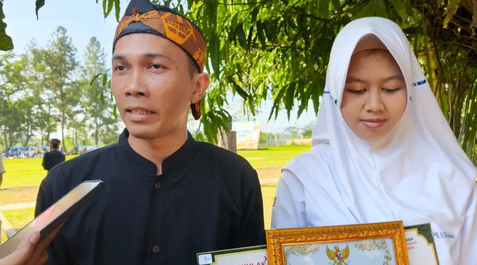 Siswi SMP di Sukabumi Raih Beasiswa Hafiz Qur’an dari Bupati di Usia 15 Tahun