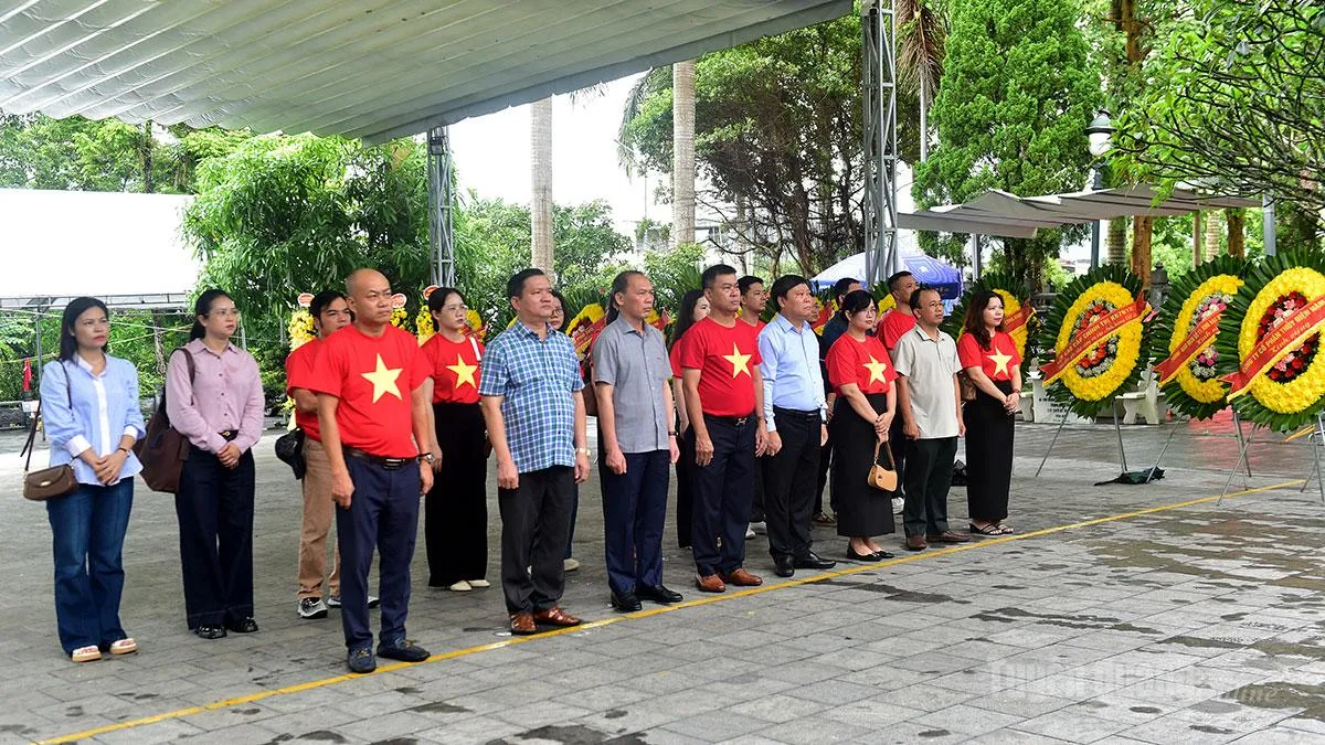 VietNamNet Serahkan Hampir 200 Paket Hadiah untuk Veteran dan Keluarga Berjasa di Komune Vi Xuyen