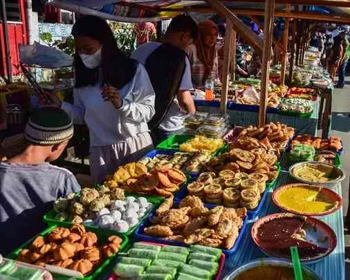 Street Food Ramadan: Tradisi Berburu Takjil yang Menyatukan Rasa dan Kebersamaan