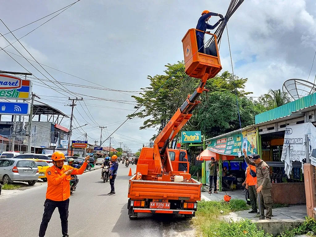 Pemkot Palangka Raya Tertibkan Kabel Jaringan Internet yang Semrawut di Jalan Rajawali