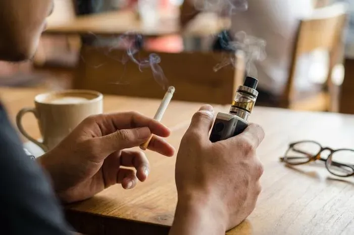 Rokok atau Vape: Keduanya Sama-sama Berisiko bagi Kesehatan