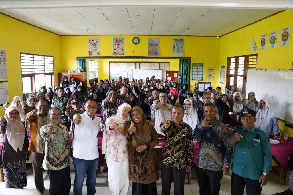 Cindy Monica Datangi SD di Mungka, Salurkan Perangkat Internet untuk Dukung Pembelajaran Digital
