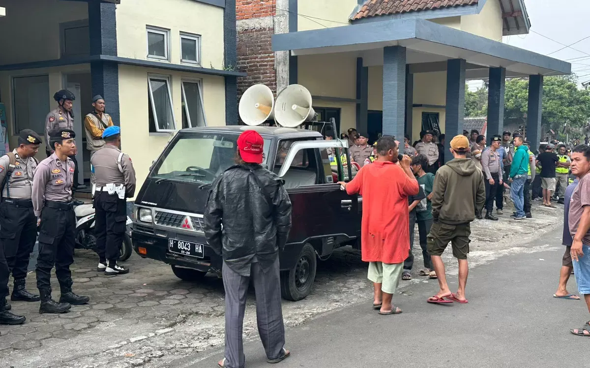 Warga Desa Mlilir Datangi Kantor Desa, Tuntut Transparansi Penyaluran Bansos