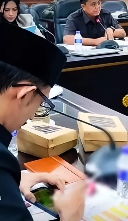Video Anggota DPRD Jember Diduga Main Gim dan Merokok Saat Rapat Viral, Gerindra Minta Maaf