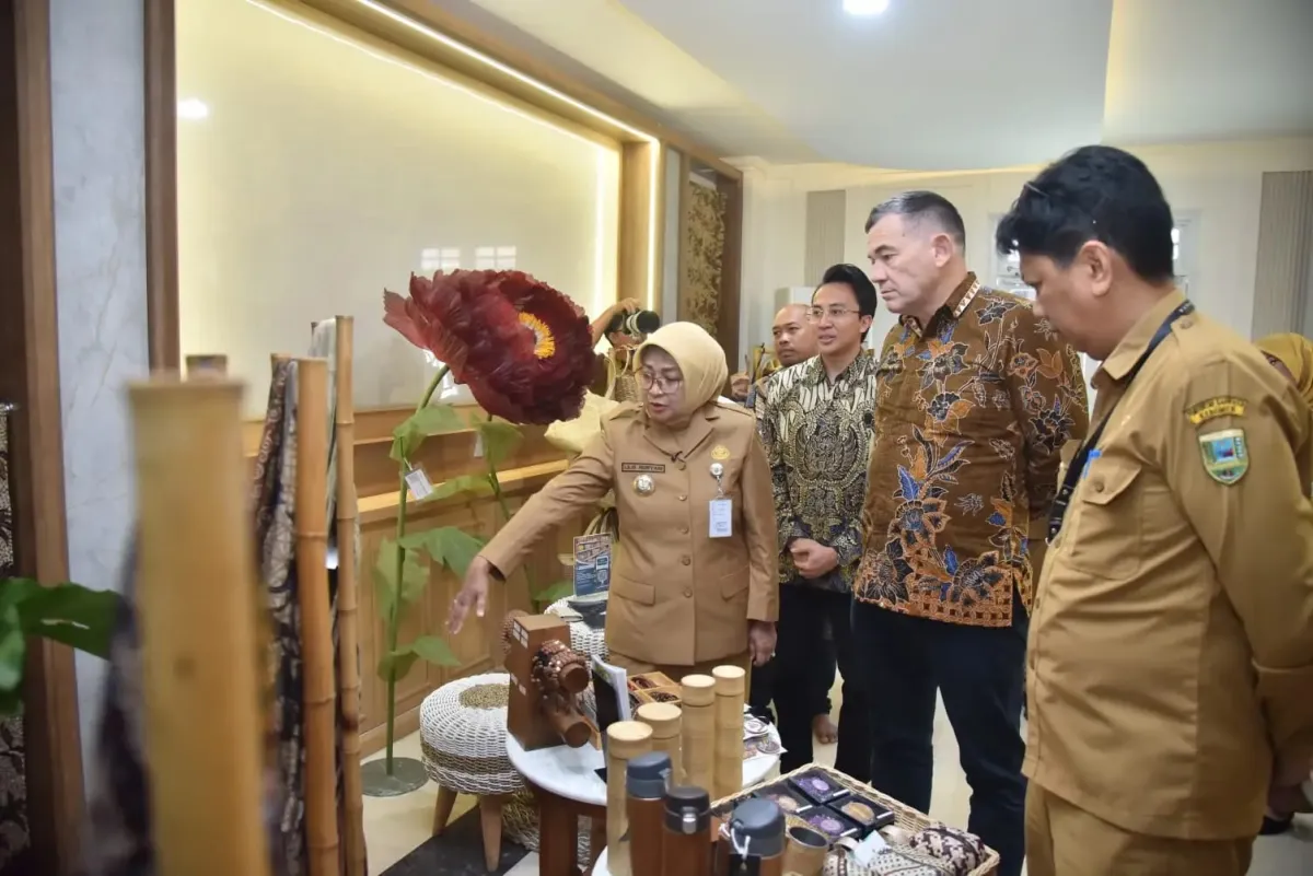 Konjen Australia Kunjungi Kebumen, Tertarik Geopark dan Cicipi Kuliner Khas
