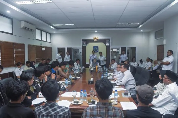 Wagub NTB Terima Audiensi Mahasiswa Bima, Bahas Perbaikan Jalan dan Pemerataan Internet